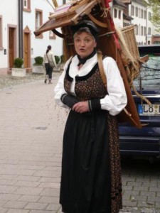 Stadtführerin Monika Haller als Weberin Luise