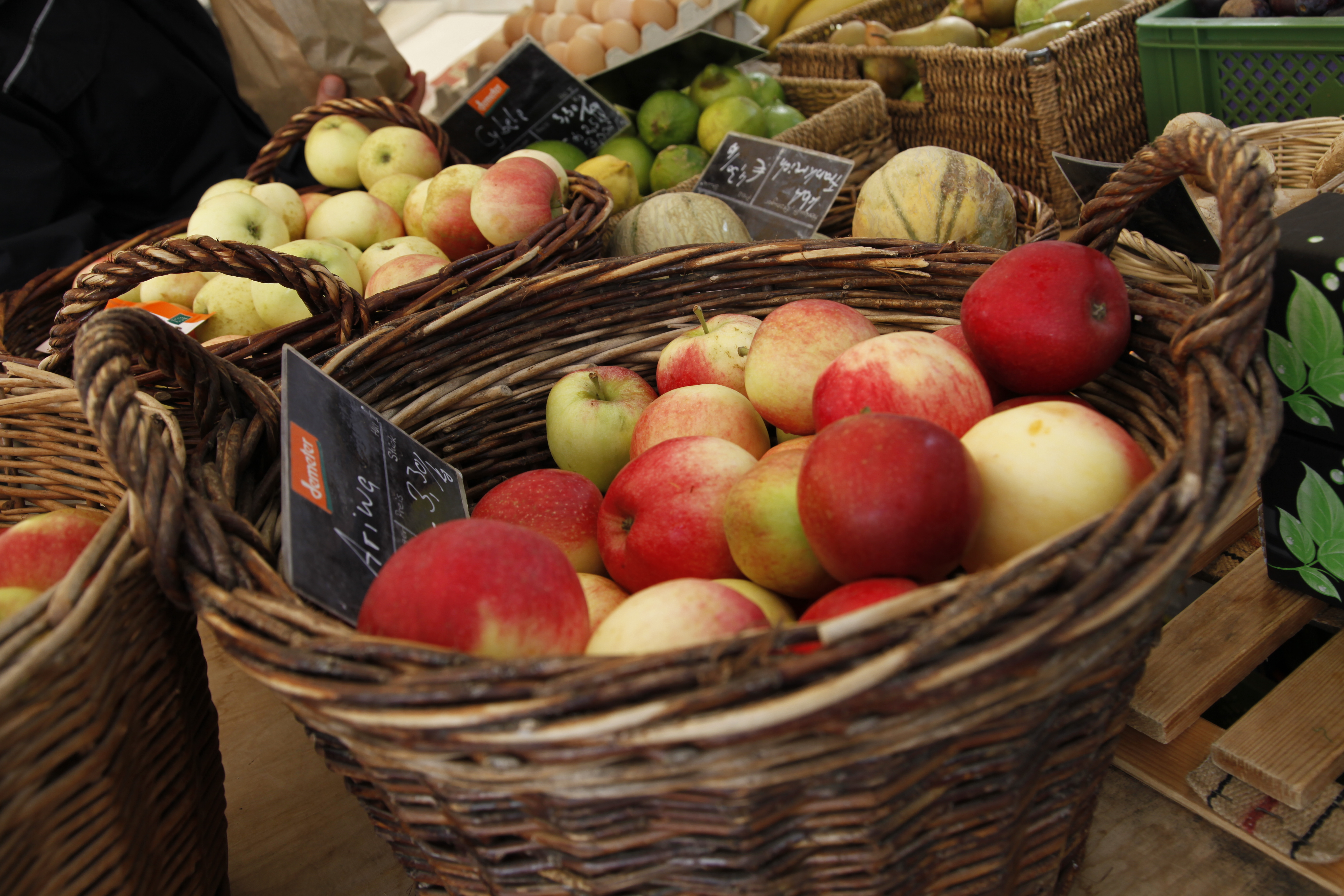Korb mit Äpfeln auf dem Markt in Schopfheim