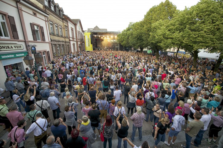 Viele Menschen Open-Air Konzert Marktplatz Schopfheim